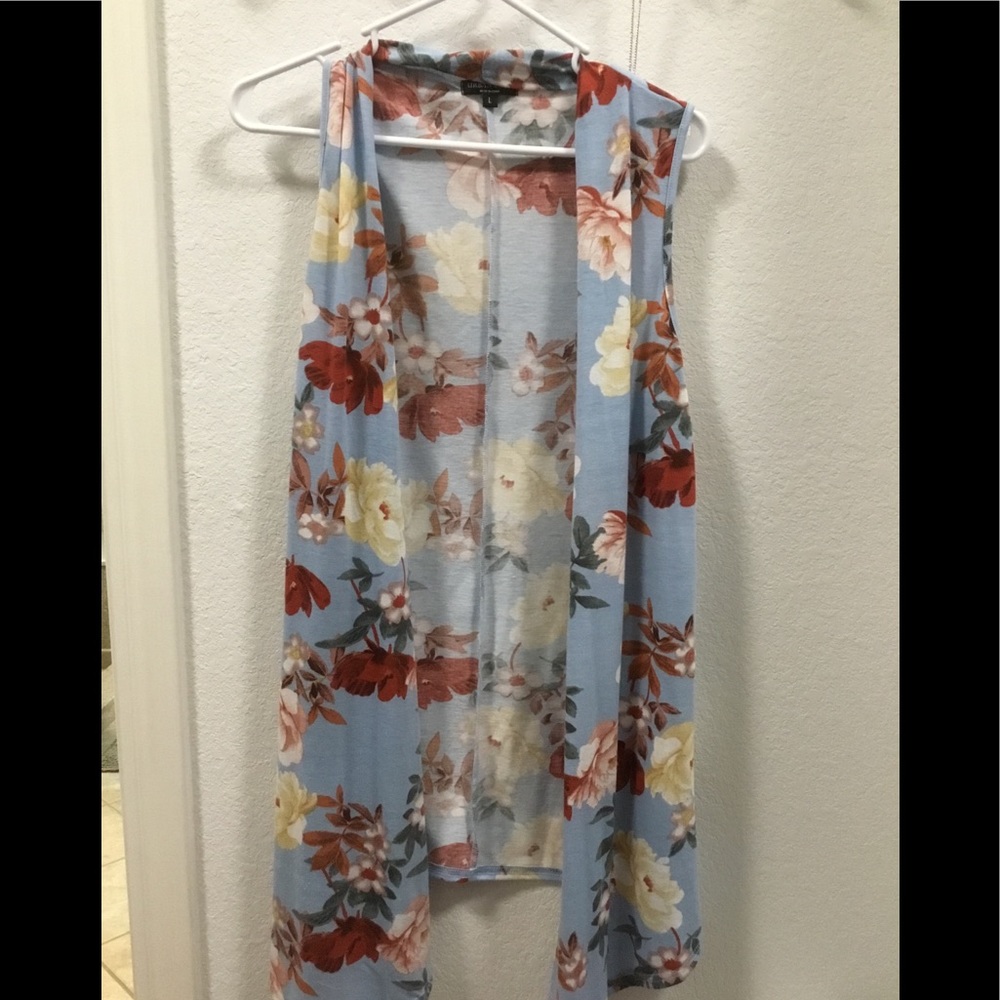 Blue floral sleeveless kimono